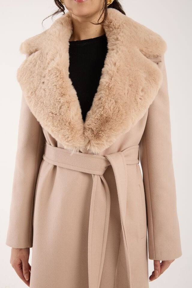 Yakası Kürklü Uzun Kaşe Kaban