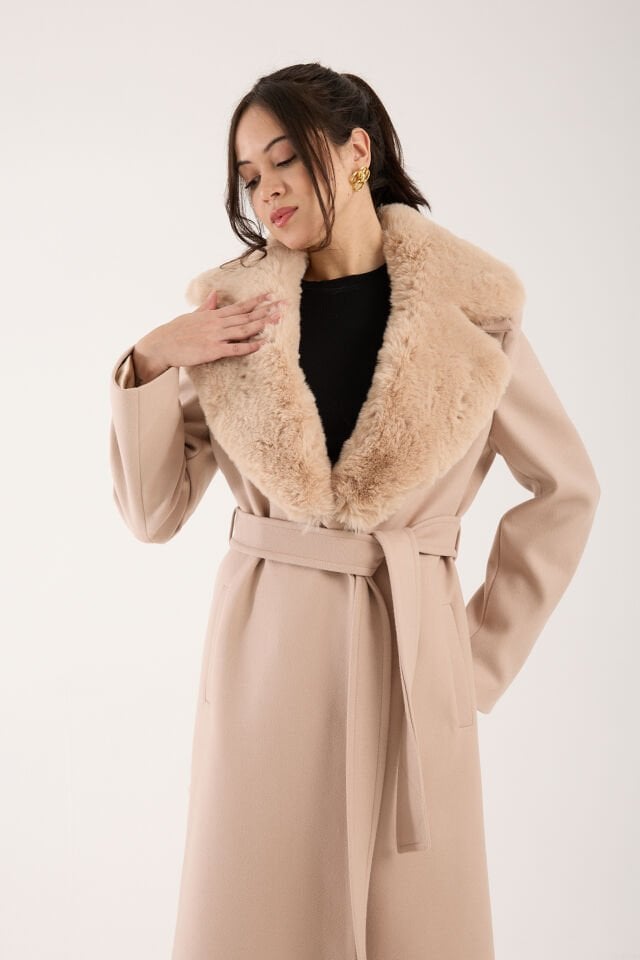 Yakası Kürklü Uzun Kaşe Kaban